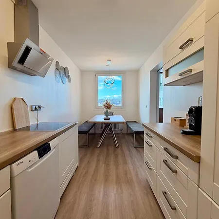 Stylish Balcony 2 Bedroom Apartment *