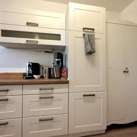 Stylish Balcony 2 Bedroom Apartment *