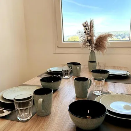 Apartment Stylish Balcony 2 Bedroom *