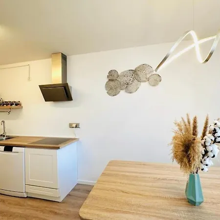 Stylish Balcony 2 Bedroom Apartment *