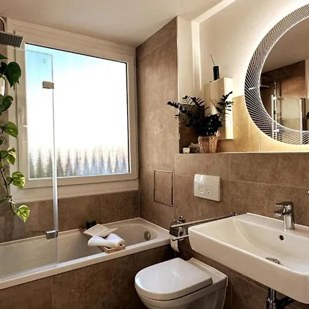 Stylish Balcony 2 Bedroom Apartment *